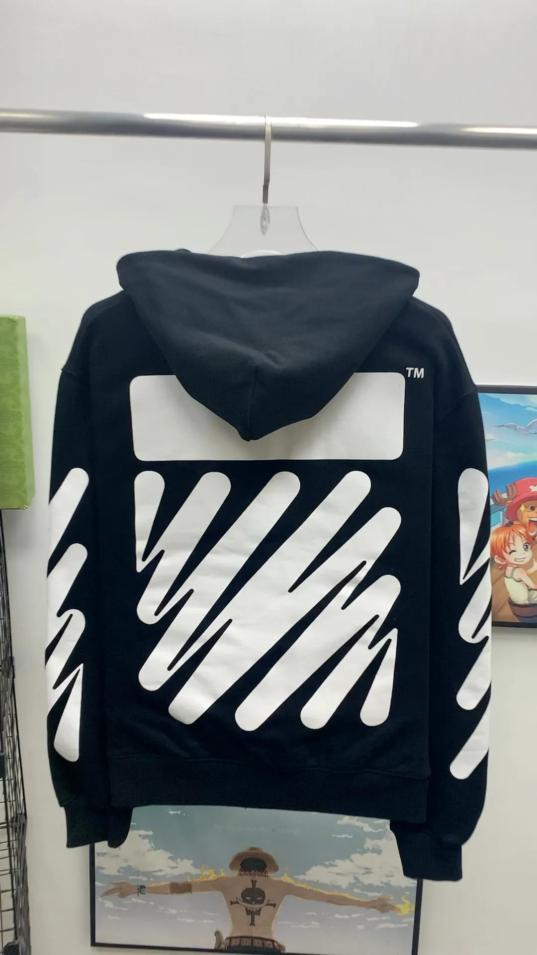 Real shot video on the back - top tested version OFF-WHITE OW black and white graffiti brush wave pattern zebra crossing ECG men's and women's loose T-shirt unisex zipper hoodie sweatshirt After the ECG series, the tiger stripe pattern appears again. This may be another simple and luxurious new model after the merger with LV. Awesome black and white color scheme, new artistic derivation of signature elements, and simple fashion style is remarkable. Small dropped shoulders, slightly wide style, suitable for both men and women.  Imported glue technology, extremely strong. 21 brand new washable collar label tags, customized one to one. The fabric is 480g double-ply double-yarn terry fabric, which is full of drape and smooth to the touch. A must-have for fall and winter!  Color: Black Size: XS-L P:410